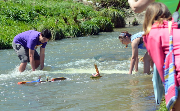 Toy boat race